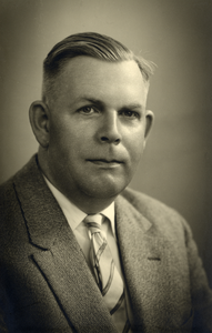 105116 Portret van L.J. Hut, geboren 1908, geneesheer-directeur van de Willem Arntz Stichting te Utrecht (1952-1957) , ...